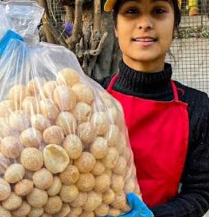 Social Viral: कोण म्हणतं पाणीपुरी विकणं छोटं काम आहे? तापसीने करून दाखवलं 'वर्ल्ड रेकॉर्ड'