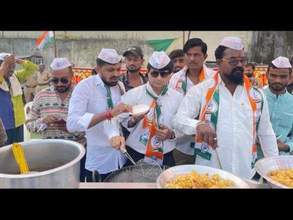 Youths fried vegetables, sold tea; An innovative movement against the policies of the government | युवकांनी तळले भजे, विकला चहा; शासनाच्या धोरणाविरुद्ध अभिनव आंदोलन