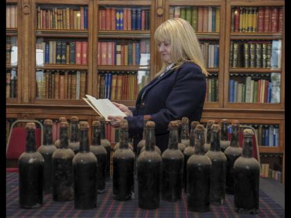 Worlds oldest whisky found in basement of British palace blair castle once enjoyed by queen victoria | राणी व्हिक्टोरियाची आवडती दारू, महालाच्या तळघरात सापडल्या सगळ्यात जुन्या 40 बॉटल्स