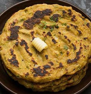 भर पावसात नाश्त्याला करा गरमागरम पोह्याचे थालीपीठ, झटपट होणारी खमंग रेसिपी...