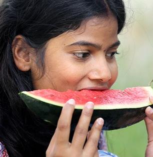 उन्हाळ्यात लालबुंद-रवाळ-रसरशीत कलिंगड खाण्याचे ५ फायदे, उन्हाचा तडाखाही बाधणार नाही