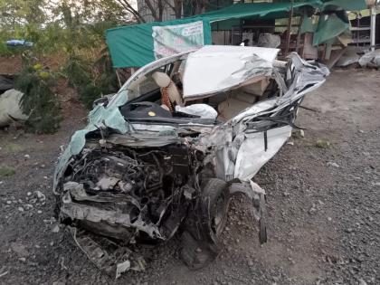 Container collides with car; One killed, two seriously injured, incident on Lavala Mehkar Marg | कंटेनरची कारला धडक; एक ठार, दाेन गंभीर जखमी, लव्हाळा मेहकर मार्गावरील घटना