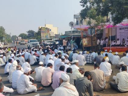 Roadblock for Nilavande water at Ranjangaon Deshmukh | रांजणगाव देशमुख येथे निळवंडेच्या पाण्यासाठी रस्तारोको