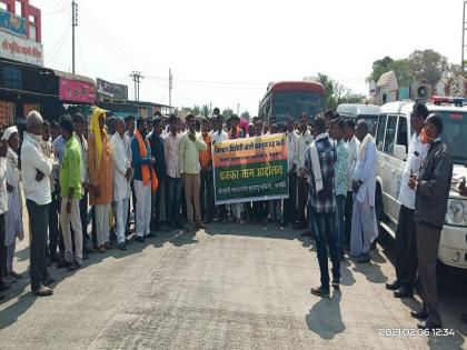 Road blocked in a pokhari in support of Delhi farmers | दिल्लीतील शेतकरी आंदोलनाच्या समर्थनार्थ पोखर्णीत रोखला रस्ता