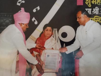 Memories; Latadidi was honored by Solapur Municipal Corporation | आठवण; सोलापूर महापालिकेने लतादीदींना मानपत्र देऊन केला होता सन्मान