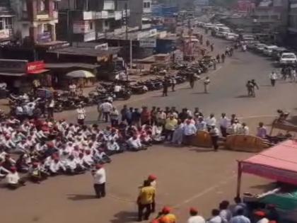 Road blocked for three hours in Bambavade, queues of vehicles on Kolhapur Ratnagiri highway | Maratha Reservation: बांबवडेत तीन तास रास्ता रोको, कोल्हापूर-रत्नागिरी महामार्गावर वाहनांच्या रांगा