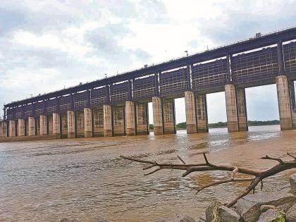 As per the Supreme Court verdict, 14 gates of Babhali Dam were opened; 10.05 L.L.H. M. Water flowed into Telangana | गोदावरी नदीवरील बाभळी बंधाराचे १४ दरवाजे उघडले; १०.०५ द.ल.घ.मी. पाणी गेले तेलंगणात