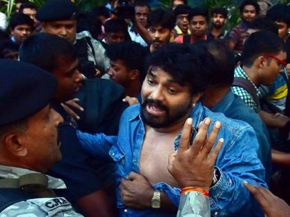 union minister Babul Supriyo Faces Agitation Of Students Inside Jadhavpur University | केंद्रीय मंत्री बाबुल सुप्रियोंना विद्यार्थ्यांकडून धक्काबुक्की; विद्यापीठ परिसरात तणाव