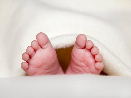 Baby declared dead cries during funeral; Shocking incident at Ambajogai hospital | मृत घोषित केलेले बाळ अंत्यसंस्कारावेळी रडले; अंबाजोगाईच्या रुग्णालयात धक्कादायक प्रकार Baby declared dead cries during funeral; Shocking incident at Ambajogai hospital | मृत घोषित केलेले बाळ अंत्यसंस्कारावेळी रडले; अंबाजोगाईच्या रुग्णालयात धक्कादायक प्रकार