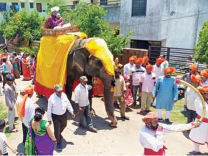 After 35 years baby girl born the little girl is welcomed home by taking out a procession on an elephant | ३५ वर्षांनंतर घरी कन्यारत्न, हत्तीवरून मिरवणूक काढत चिमुकलीचं स्वागत