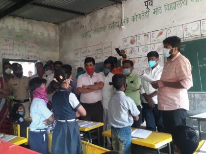 Gentle look of Minister Bachchu Kadu ! Visited the school and played among the students; He also gave a reward to the one who answered correctly | बच्चू भाऊंचे हळवे रूप ! शाळेला भेट देऊन विद्यार्थ्यांमध्ये रमले; बरोबर उत्तर देणाऱ्यास बक्षीसही दिले