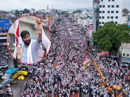 Aakrosh Morcha started in full rain; MLA Bachchu Kadu gave the government till September 5 to accept the demands | भर पावसात निघाला आक्रोश मोर्चा; बच्चू कडूंनी सरकारला दिली ५ सप्टेंबरपर्यंत मुदत,अन्यथा...