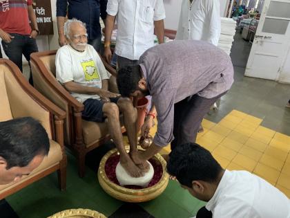 mla bacchu kadu visited anand niketan old age home at king george pancham memorial on the occasion of ashadi ekadashi in mumbai | 'हिच माझी पंढरी, हे माझे विठोबा रखुमाई'; बच्चू कडू यांच्याकडून विशेष आषाढी एकादशी साजरी