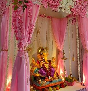 Ganpati 2025 Decoration Ideas: फक्त १ साडी किंवा १ ओढणी वापरून करा सुंदर आरास, पाहा कसं करायचं..