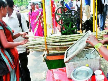 Sweat on leaving the house Ice used in juices and fruit juices is dangerous | घराबाहेर पडताच घामाच्या धारा; रस अन् फळांच्या ज्यूसमध्ये वापरला जाणारा बर्फ ठरतोय घातक, काळजी घ्या...