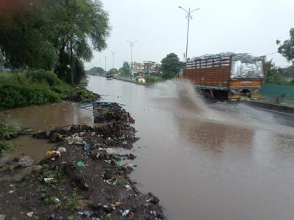 Jalana: Heavy rains lashed Badnapur and other talukas, forcing farmers and vehicle owners to flee | Jalana: बदनापूरसह तालुक्याला मुसळधार पावसाने झोडपले, शेतकरी, वाहनधारकांची तारांबळ Jalana: Heavy rains lashed Badnapur and other talukas, forcing farmers and vehicle owners to flee | Jalana: बदनापूरसह तालुक्याला मुसळधार पावसाने झोडपले, शेतकरी, वाहनधारकांची तारांबळ