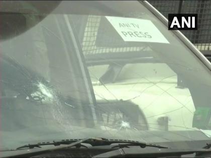 stone pelting seen in budgam after security forces eliminated two terrorists | Video : जम्मू-काश्मीरमध्ये महिलांची जवान आणि मीडिया प्रतिनिधींवर दगडफेक