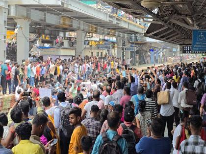 Thane: Badlapur agitation turns violent; Stone pelting by protesters after police baton charge | Thane: बदलापूरच्या आंदोलनाला हिंसक वळण; पोलिसांच्या लाठीचार्ज नंतर आंदोलकांकडून दगडफेक