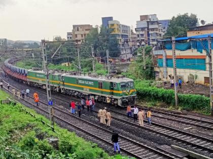 Goods train stuck near Badlapur railway station due to wrong signal; Railway traffic in Karjat direction stopped | चुकीचा सिग्नल दिल्याने बदलापूर स्टेशनजवळ मालगाडी अडकली; कर्जतकडे जाणारी रेल्वे वाहतूक ठप्प