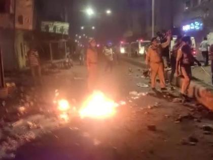 Violence in Baroda! Petrol bombs exploded in front of the police on Diwali night; people Beating by turning off the street light | बडोद्यामध्ये हिंसाचार! दिवाळीच्या रात्री पोलिसांसमोरच पेट्रोल बॉम्ब फोडले; स्ट्रीट लाईट बंद करून मारहाण