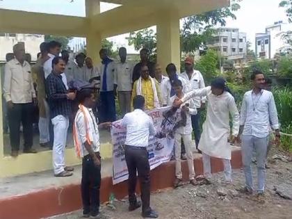 Arrest the Sambhaji Bhides who disrespect the national flag, great men; A symbolic funeral procession | महापुरुषांचा अवमान करणाऱ्या भिडेंना अटक करा; कड्यात निघाली प्रतीकात्मक अंत्ययात्रा