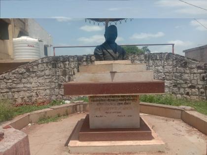 Ignoring Madhavrao Bagal birthplace, no one laid wreath or greeted the statue on his birthday | माधवराव बागल यांची जन्मगावीच उपेक्षा, जयंतीदिनी पुतळ्याला ना कोणी पुष्पहार घातला ना अभिवादन केलं