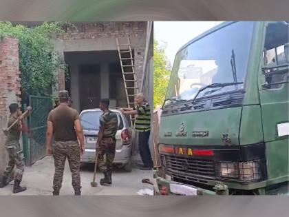 baghpat indian army colonel house dispute a group of soldiers came in a truck to take possession vandalized with hammers | दोन भावांमधील घराच्या वाटणीत भारतीय लष्कराची एंट्री, कब्जा घेण्यासाठी ट्रकमधून आली जवानांची तुकडी; हातोड्यानं केली तोडफोड baghpat indian army colonel house dispute a group of soldiers came in a truck to take possession vandalized with hammers | दोन भावांमधील घराच्या वाटणीत भारतीय लष्कराची एंट्री, कब्जा घेण्यासाठी ट्रकमधून आली जवानांची तुकडी; हातोड्यानं केली तोडफोड