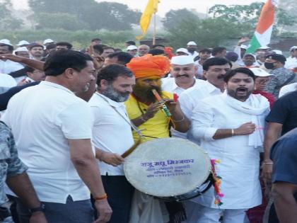 About 12 thousand workers of 'Join Bharat' Sangli district marched through the route in Hingoli district | Bharat Jodo Yatra: सांगलीकरांचे ‘भारत जोडो’त संस्कृतीचे दर्शन, राहुल गांधींनी केले ढोलवादन