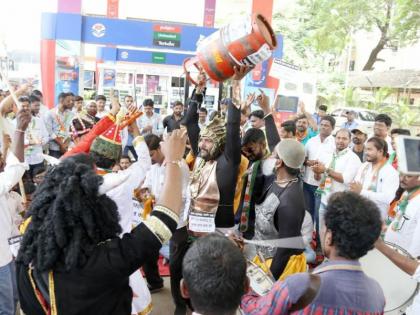 Bharat Bandh: Latur district closed | Bharat Bandh : लातूर जिल्हा कडकडीत बंद; बाहुबली-कटप्पाची वेशभूषा धारण करुन केला निषेध