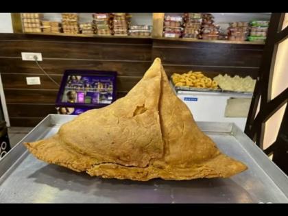 Seventy one thousand prize on eating Bahubali samosa of Meerut | बाहुबली समोसा खाऊन मिळवा 71 हजार रूपये बक्षीस, पण आहे एक अट!