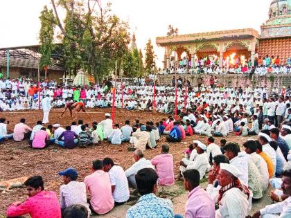 Keeping away from differences, the journey of the entire village will be completed after 35 years | मतभेद दूर ठेवत बहुळ गावची यात्रा भरली ३५ वर्षांनंतर