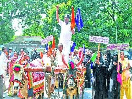 Bullock cart in protest against fuel price hike | भुसावळात इंधन दरवाढीच्या निषेधार्थ बैलगाडी मोर्चा