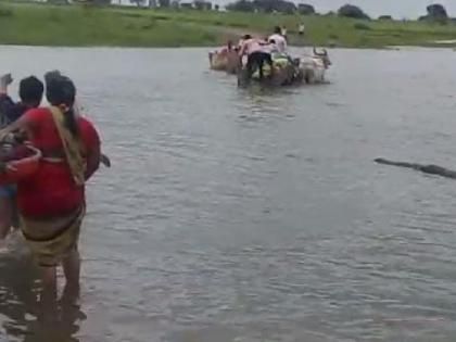 Two farmers along the bullock cart fell into the water, the villagers saved the lives of the survivors | बैलगाडीसह 2 शेतकरी पाण्यात कोसळले, गावकऱ्यांनी धाव जीव घेऊन वाचवले