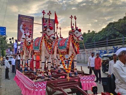 A bull made of fiber is taken out in a jubilant procession pune latest news | पुण्यात फायबरपासून बैल बनवून काढली जल्लोषात मिरवणूक...!