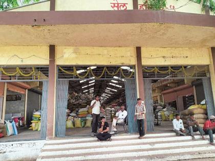 The Agricultural Produce Market Committee building's lifespan ended in just 30 years | फक्त ३० वर्षांत कृषी उत्पन्न बाजार समितीच्या इमारतीचे आयुष्य संपले The Agricultural Produce Market Committee building's lifespan ended in just 30 years | फक्त ३० वर्षांत कृषी उत्पन्न बाजार समितीच्या इमारतीचे आयुष्य संपले