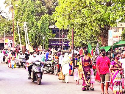 No masks, no social distance: a weekly market based on rules | ना मास्क, ना सोशल डिस्टन्सिंग : नियम धाब्यावर बसवित आठवडा बाजार