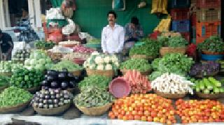 Fruit arrivals with onion declined by 5% | कांद्यासह फळांची आवक २५ टक्क्यांनी घटली, पावसाचा फटका