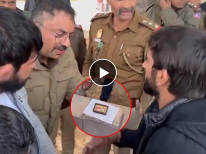 Bajrang Punia has placed his Padma Shri award on the footpath in front of the Prime Minister's residence, Video Viral | Bajrang punia : बजरंग पुनियाने पद्मश्री पुरस्कार अन् चिठ्ठी PM निवास स्थानाबाहेर ठेवली, Video Viral 