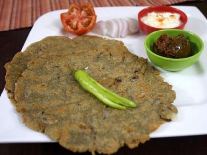 Bajra roti or Bajarichi Bhakari health benefits for controls cholesterol prevent diabetes digestion prevents cancer | थंडीमध्ये चपातीपेक्षाही आरोग्यदायी ठरते बाजरीची भाकरी!