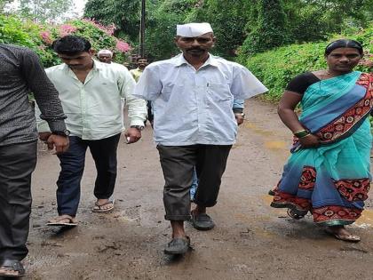 Nashik did not have two hands so they voted with their feet | नाशिक मध्ये दोन हात नाही म्हणून त्याने पायाने केले मतदान