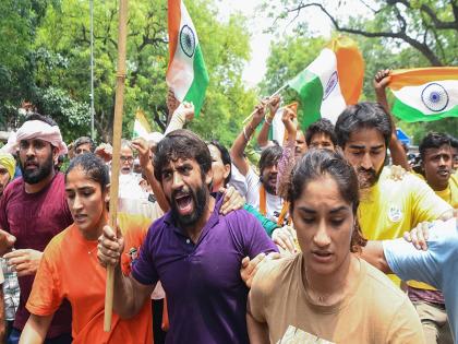 Wrestler Bajrang Punia hits back at former IPS officer jantar mantar delhi protest | ...तर छातीवर गोळ्या झेलू! माजी आयपीएस अधिकाऱ्यावर कुस्तीपटू बजरंग पुनियाचा पलटवार