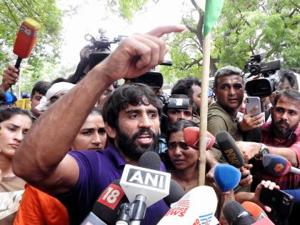  Bajrang Punia, who has been agitating for the arrest of former Wrestling Federation of India president Brijbhushan Sharan Singh, has criticized former IPS officer NC Asthana. | "छातीवर गोळी झेलेन", माजी IPS अधिकाऱ्याच्या गोळ्या मारण्याच्या धमकीवर 'बजरंग' संतापला