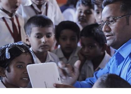  Self-purchased laptop for students - Balaji Jadhav: With the help of thousands of teachers creating teachers, Google honored teachers got teachers - special teachers special | विद्यार्थ्यांसाठी स्वत: विकत घेतला लॅपटॉप--बालाजी जाधव : हजारो तंत्रस्नेही शिक्षक घडविण्याबरोबरच गुगल सन्मानित शिक्षकाचा मिळाला मान-शिक्षक दिनविशेष