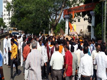 Balapur MLAs along with their supporters stormed the Divisional Commissioner's office | बाळापूरचे आमदार समर्थकांसह धडकले विभागीय आयुक्त कार्यालयावर