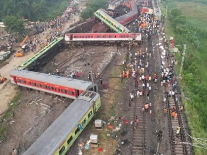 balasore railway accident two brothers survived even in the pile of dead bodies | काेराेमंडल अपघात : मृतदेहांच्या ढिगाऱ्यांतही दाेन भाऊ वाचले