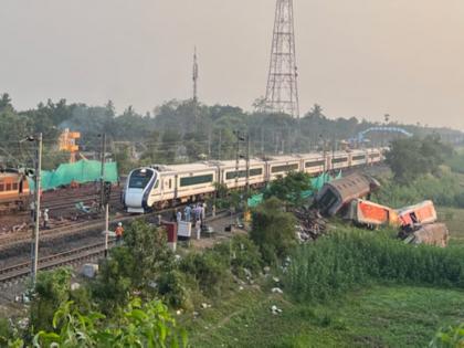 vande bharat express ran from the balasore accident site and traffic was restored from both routes | अपघातस्थळावरून धावली वंदे भारत; प्रवासी झाले स्तब्ध, दोन्ही मार्गिकेवरून वाहतूक पूर्ववत