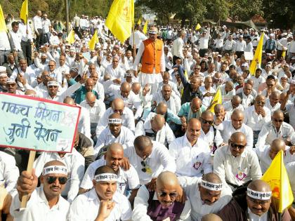 Bald Morcha for old pension scheme | जुन्या पेन्शन योजनेसाठी कर्मचाऱ्यांनी काढला मुंडण मोर्चा