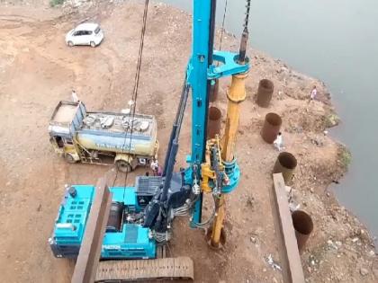 Foundation excavation started by mat machine for Balinga new bridge on Kolhapur Gaganbawda route | कोल्हापूर-गगनबावडा मार्गावर बालिंगा नवीन पुलासाठी मॅट मशिनद्वारे पाया खोदाईला प्रारंभ