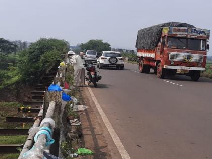 Plastic bags on the bank of Balinga bridge in Kolhapur | नैवेद्य नदीला अन् पिशव्या कठड्याला, कोल्हापुरातील बालिंगा पुलावरील चित्र