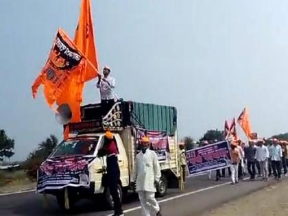 Chain hunger strike continues in Solapur, foot march of 500 people from Bara village | सोलापुरात साखळी उपोषण सुरूच, बारा गावातील पाचशे जणांचा पायी मोर्चा